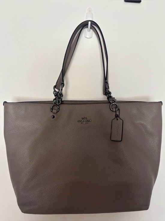 Coach Handbags - NWOT Coach Pebbled Leather Tote in Taupe Gray

Come with dust bag